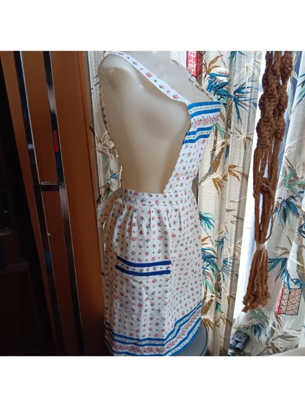 True Vintage 1950's Full Kitchen Cotton Apron Crisscross Straps Pocket Linen